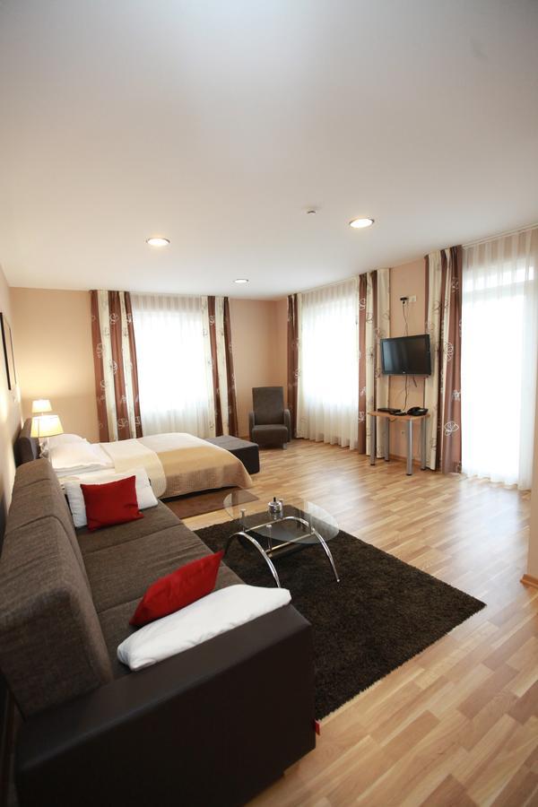 Hotel Petrijevci Bizovac Exteriör bild